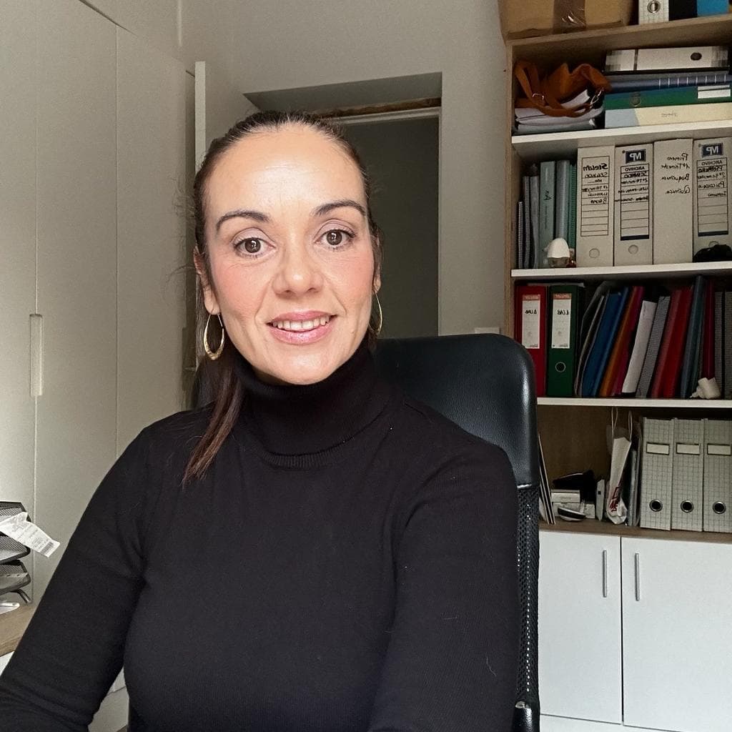 Piedra de obsidiana pulida representando precisión y experiencia en la práctica de nutrición clínica