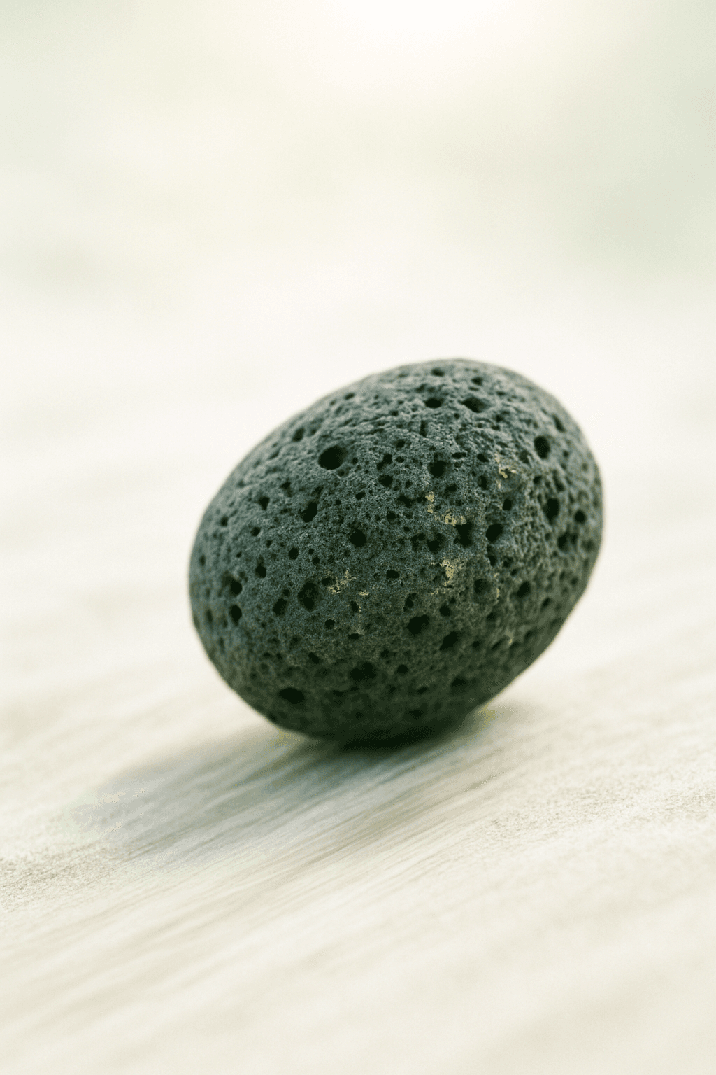 Almendra anidada en arena blanca fina representando el equilibrio entre nutrición natural y precisión científica